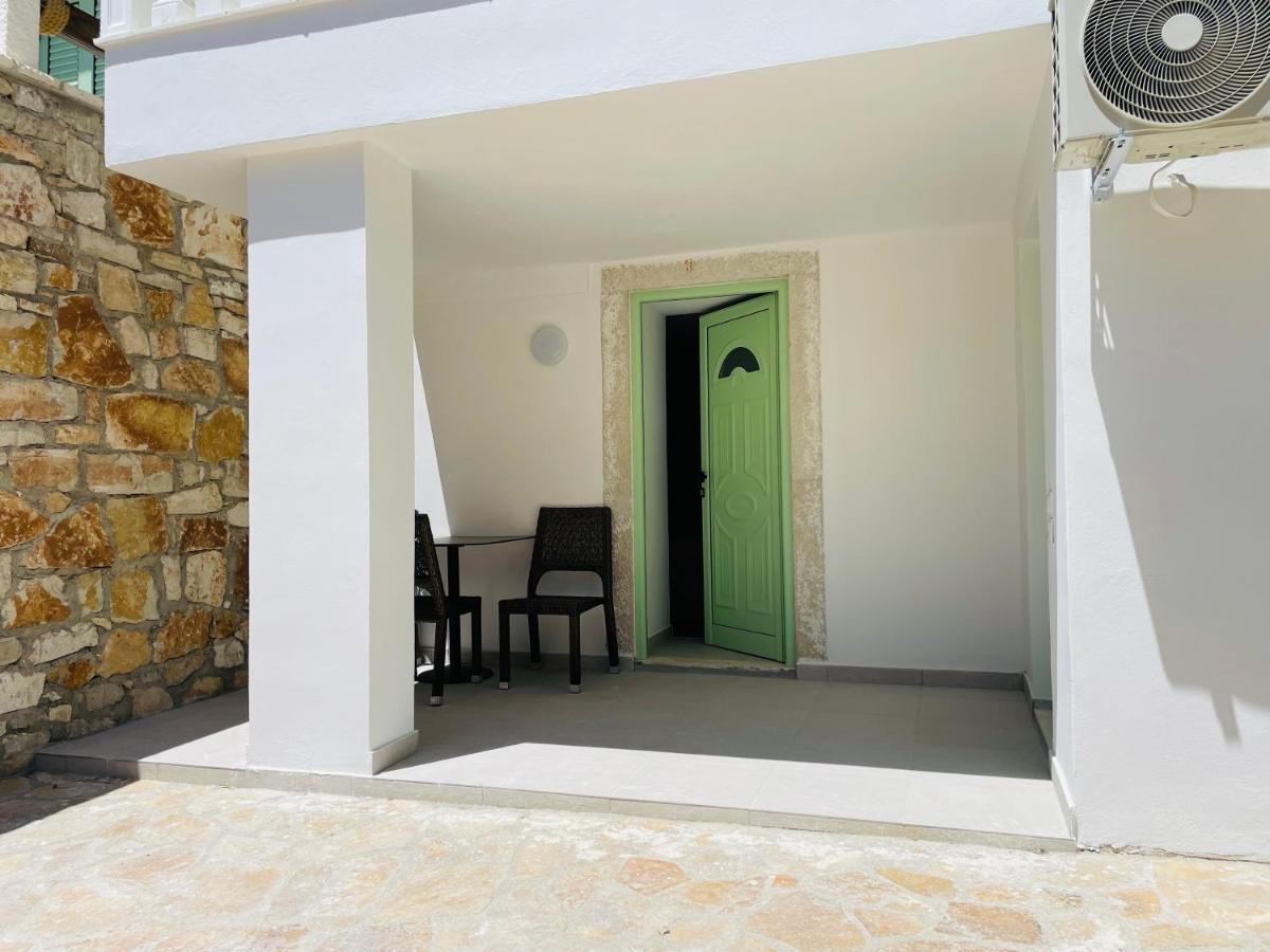 Mpolanos Guesthouse Himarë Exterior foto