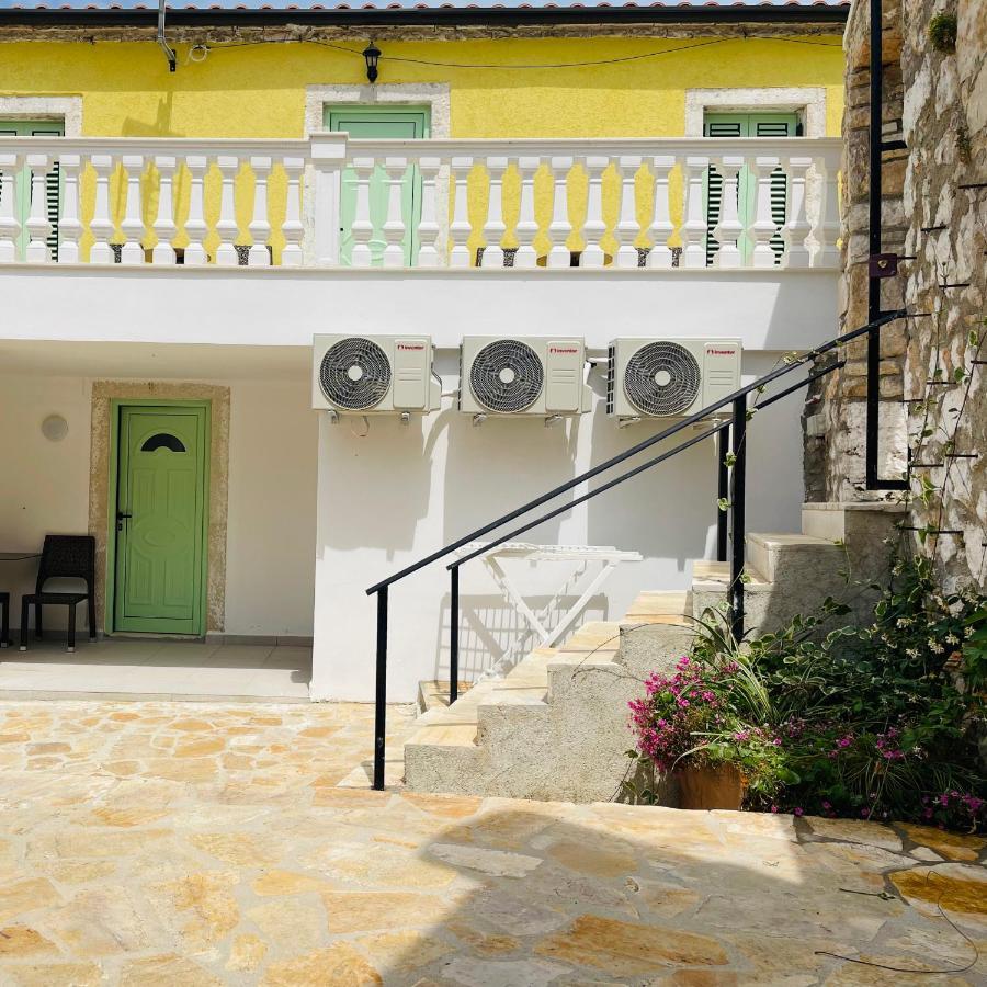 Mpolanos Guesthouse Himarë Exterior foto